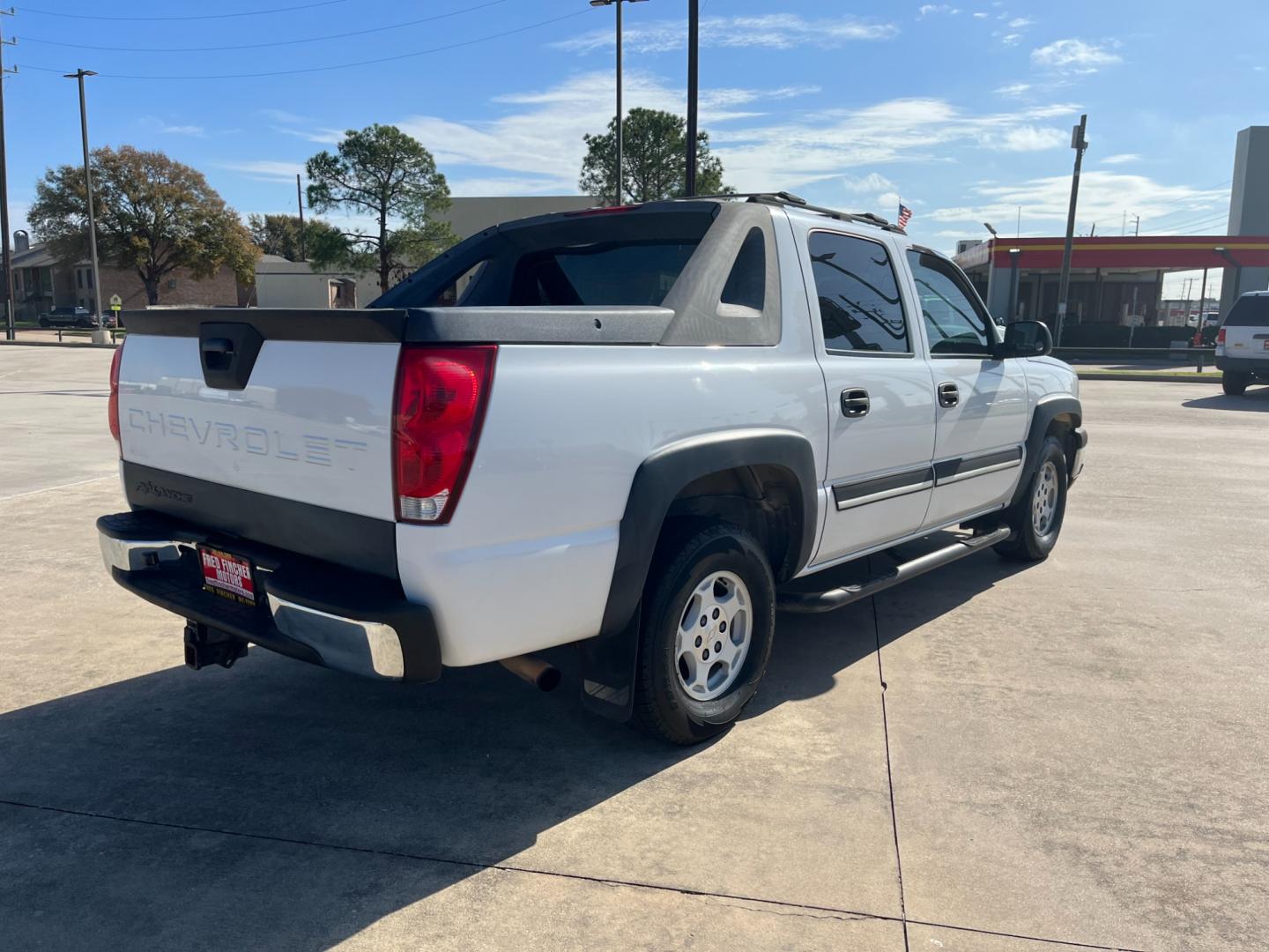 2004 white /gray Chevrolet Avalanche 1500 2WD (3GNEC12T84G) with an 5.3L V8 OHV 16V engine, 4-Speed Automatic Overdrive transmission, located at 14700 Tomball Parkway 249, Houston, TX, 77086, (281) 444-2200, 29.928619, -95.504074 - Photo#6